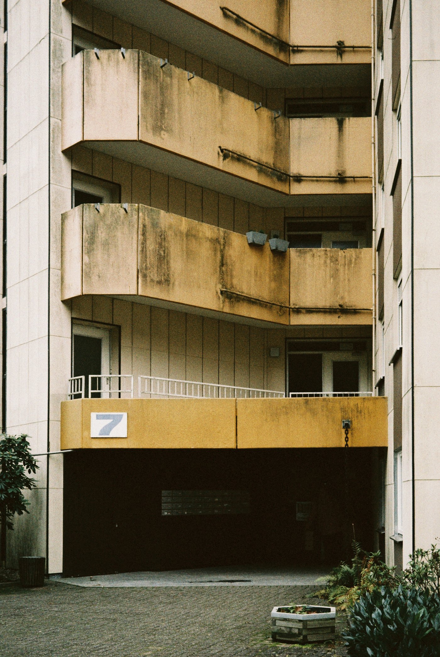Edificio de apartamentos con balcones geométricos